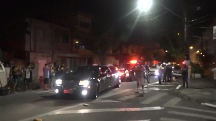 El coche fúnebre con el cuerpo de Pelé llega al estadio del Santos