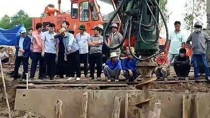 Socorristas tentam salvar menino que caiu em poço de 35 metros no Vietnã