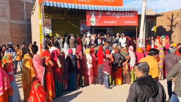 लोग मना रहे थे नववर्ष का जश्न, यूरिया के लिए रात 3 बजे किसान लगे थे कतार में