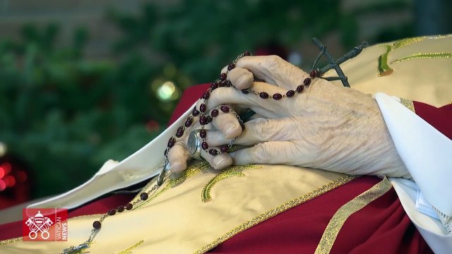 Miles de personas esperan su turno para rendir un último homenaje a Benedicto XVI