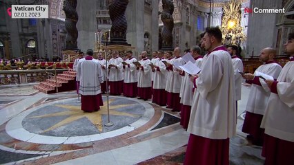 Des flots de fidèles à la basilique Saint-Pierre pour saluer Benoît XVI