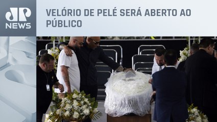 Caixão com o corpo de Pelé chega no gramado da Vila Belmiro