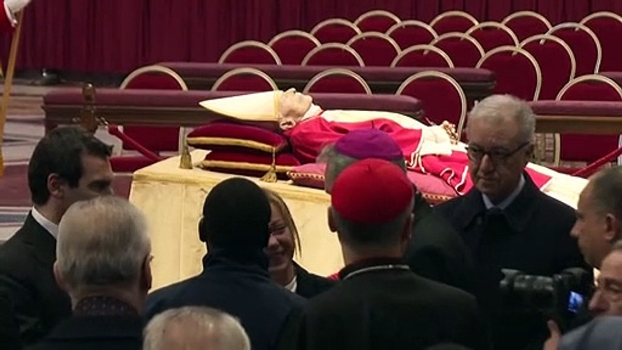 Gläubige nehmen im Petersdom Abschied von Benedikt XVI.