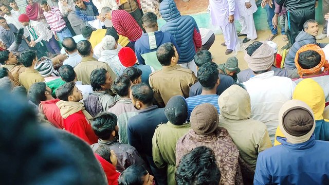 सामोद में मौके पर मौजूद गमजदा लोग।