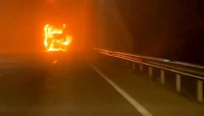 Bursa'da seyir halindeki yolcu otobüsü alev alev yandı