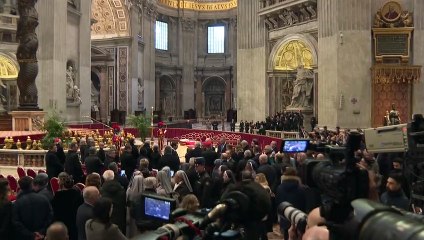 Milhares de fiés se despedem de Bento XVI