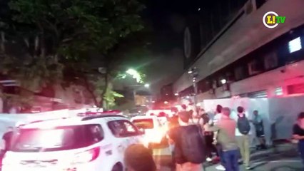 Carro com corpo do Pelé chegando na Vila Belmiro