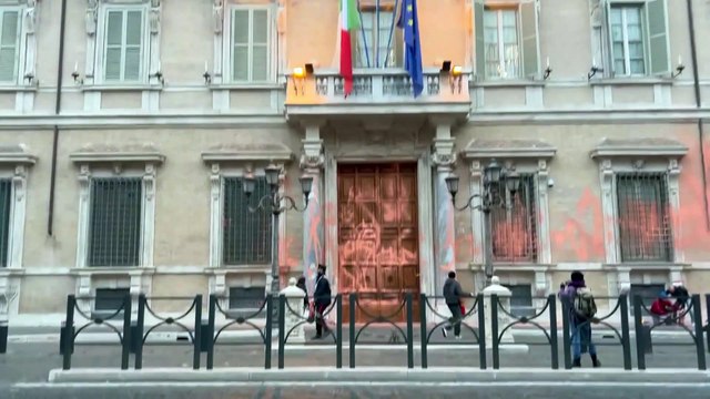 Senato imbrattato dagli attivisti di Ultima Generazione , intervengono Digos e Carabinieri