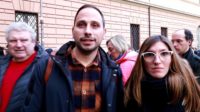 Il saluto a Benedetto XVI, i primi fedeli in fila per le esequie: Oggi possiamo pregare con lui