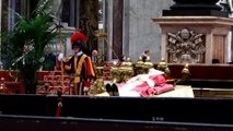 Benedetto XVI, dentro la Basilica di San Pietro un fiume di fedeli per il saluto a Ratzinger
