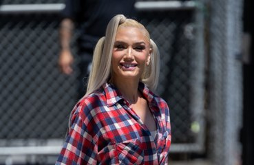 Gwen Stefani cobriu seu banheiro com capas de jornais