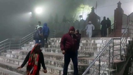 आस्थाधाम नीलकण्ठ पर कोहरे के बीच पहुंचे श्रद्धालु, कश्मीर की वादियों का किया अहसास