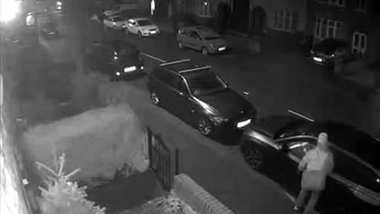 CCTV footage shows ‘chancer’ breaking into car in residential street