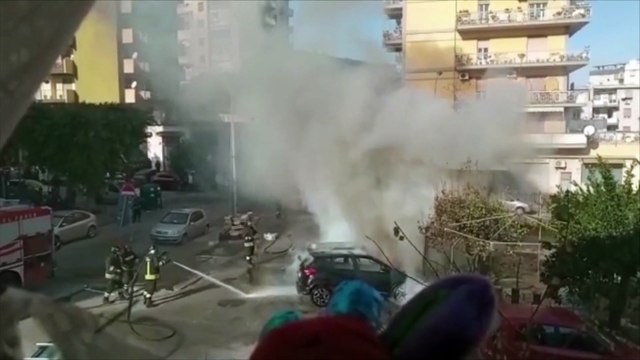 Tre auto a fuoco a Palermo, fiamme e fumo mettono paura