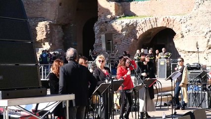 Le Christmas ladies a Taormina, festa al teatro antico