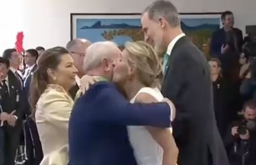 Yolanda Díaz atrapa a Lula da Silva en un saludo proglongado de abrazos y besos