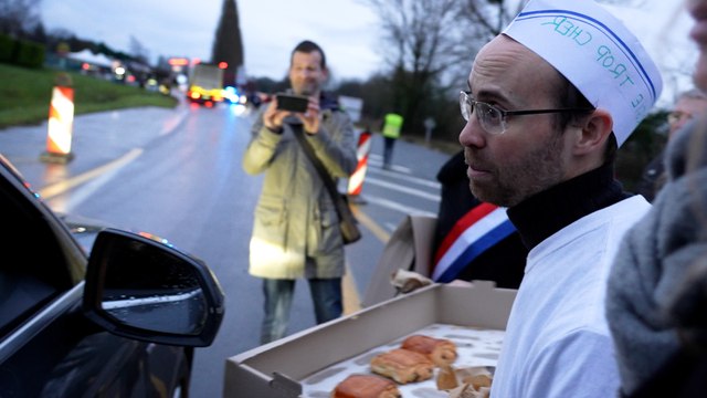 «Ils nous assassinent» : des boulangers de l'Oise manifestent contre la flambée des prix