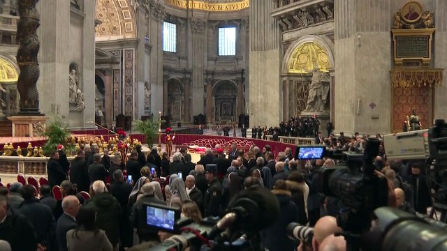 Miles de fieles desfilan para despedir a Benedicto XVI en basílica de San Pedro