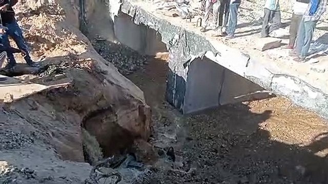 सीवर की गैस वेंट पाइप टूटी, दस घंटेबाद तक बहता रहा गंदा पानी