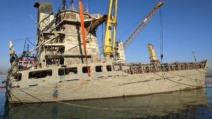 İSKENDERUN KÖRFEZİ'NDE BATAN GEMİ SU YÜZEYİNE ÇIKARTILDI