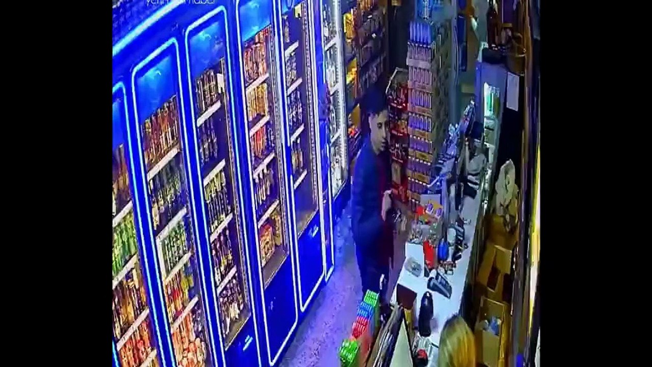 Kadın esnaf cinsel ilişki talebinde bulunan kişiyi tokatlayarak dükkandan attı!