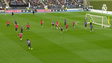 Real Madird - Benzema régale le public à l'entraînement