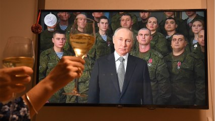 Putin stages defiance against the West using actors