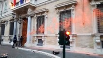 Ambientalisti lanciano vernice rossa sulla facciata del Senato