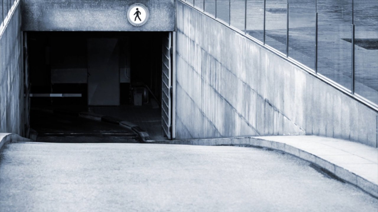 Frau zerquetscht Ehemann mit Auto