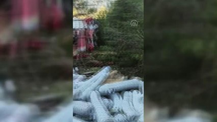 Şarampole devrilen kamyon sürücüsü yaralandı