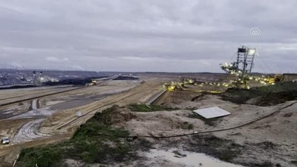 LÜTZERATH - Almanya'da linyit madeninin kapatılmasını isteyen çevre aktivistleri eylem yaptı