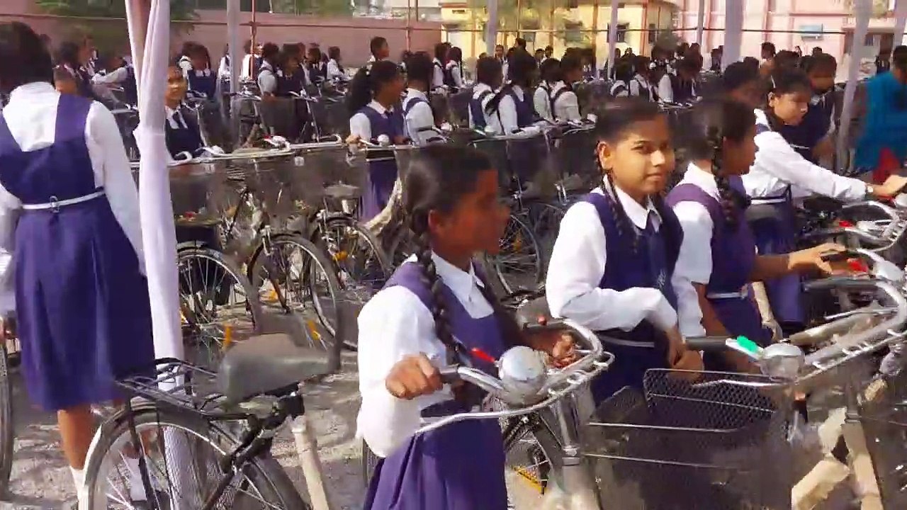 साइकिल मिलने से  छात्रों  के चेहरे  खिले