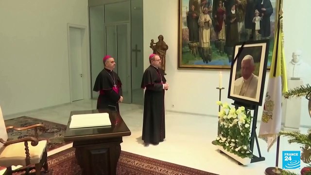 Feligreses despiden a Benedicto XVI en la Basílica de San Pedro