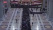 Les fidèles se recueillent devant le corps de Benoît XVI au Vatican