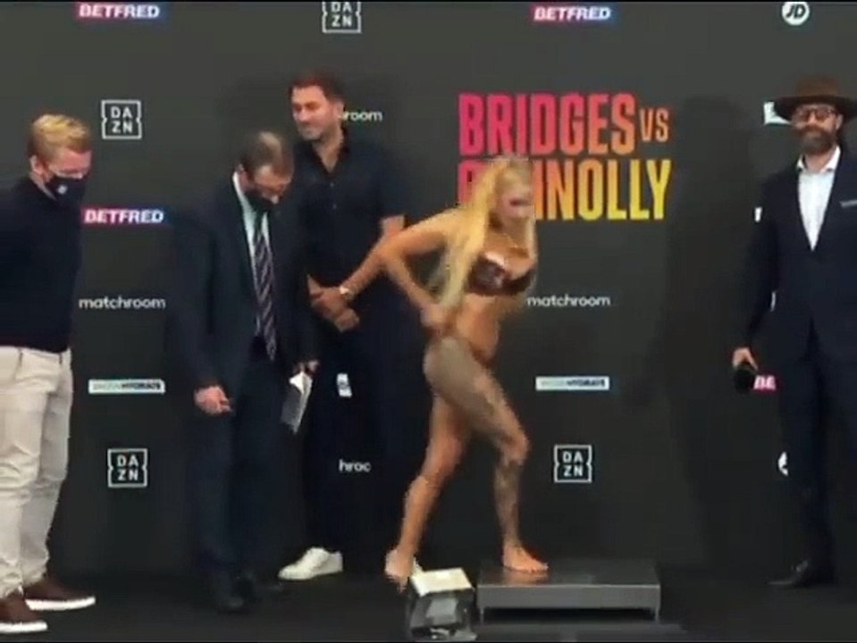 Ebanie Bridges, a lutadora que mostrou as "Marufas" durante entrevista