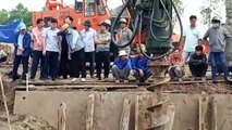عناصر إنقاذ يحاولون سحب طفل سقط في حفرة بعمق 35 مترا في فيتنام