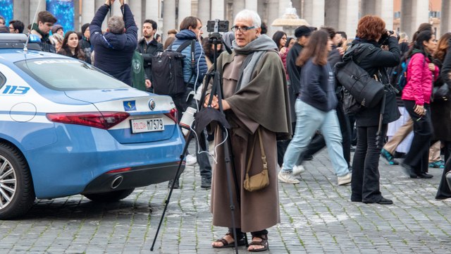 La capilla ardiente de Benedicto XVI recibe más de 75.000 visitantes en su primer día