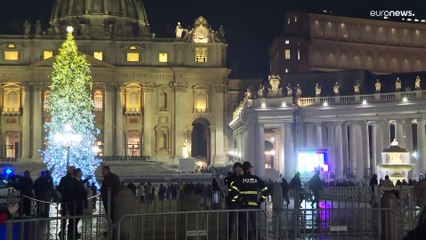 Десятки тысяч человек прощаются с Бенедиктом XVI