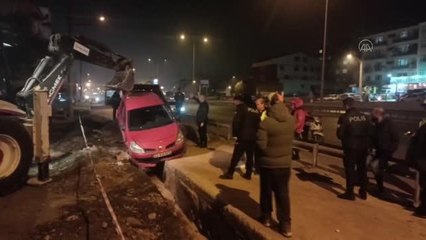 Bir otomobil altyapı çalışmaları için açılan çukura düştü