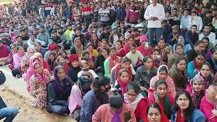 पेपर लीक प्रकरण को लेकर अभ्यर्थियों ने एसडीएम कार्यालय पर किया रोष प्रदर्शन