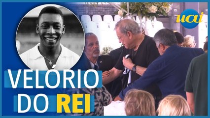 Milton Neves se emociona no velório de Pelé