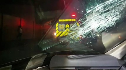 Forte colisão entre duas caminhonetes deixa jovem ferido