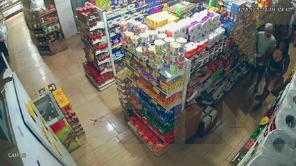 Trio é flagrado furtando itens de mercado no Veneza