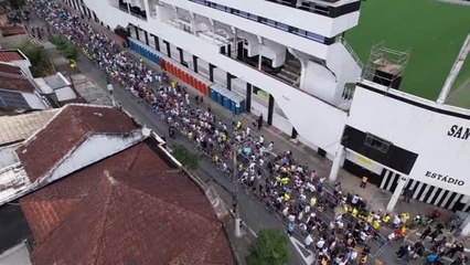 Fans queue to pay final respects to Pelé