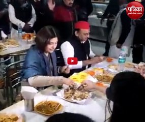 वीडियो: अखिलेश यादव पत्नी डिंपल के साथ विजय रथ पर सवार होकर ‘चाट’ खाने पहुंचे