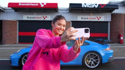 Emma Raducanu erlebt den 911 GT3 auf der Rennstrecke in Brands Hatch