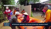 Diterjang Banjir, Petugas Evakuasi Warga Sakit