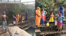 मंत्री रामखेलावन पटेल के क्षेत्र में आदिवासी नाले का पानी पीने को मजबूर, नल जल योजना नदारद