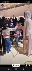 بدور البراهيم تصافح معجبيها في معرض العطور