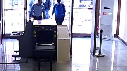 Çiğli Belediyesine girmek isteyen şüphelinin üzerinden satır ve bıçak çıktı